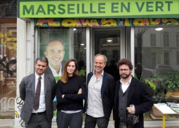 Sébastien Barles devant son local de campagne