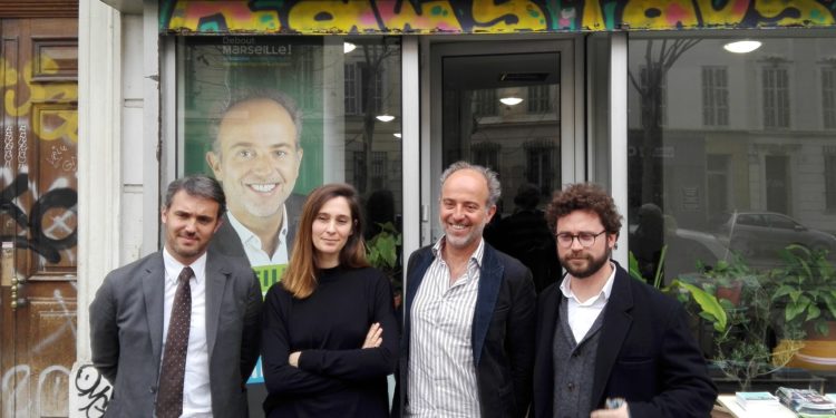 Sébastien Barles devant son local de campagne