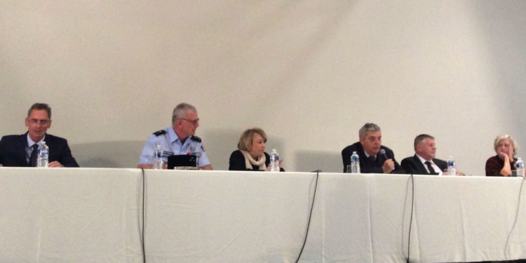 Le préfet Pierre Dartout et le maire d'Aix lors d'une réunion d'informations sur le coronavirus à Aix-Le-Milles (Photo @prefet13).