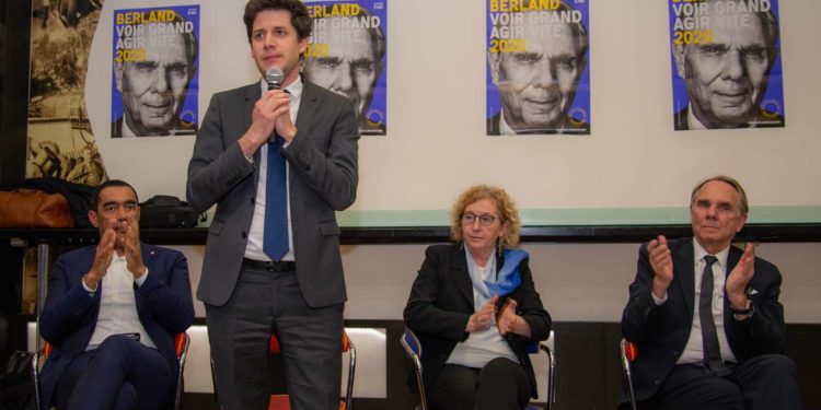 Julien Denormandie jeudi 20 février à Marseille lors d'une réunion politique avec le candidat Yvon Berland (Crédit : JY Delattre).