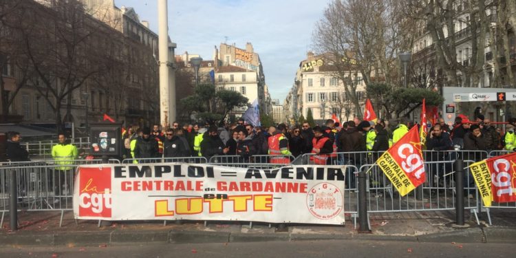La CGT a manifesté devant la préfecture de Marseille contre la fermeture de la centrale à charbon