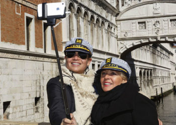 La perche à selfie, nouvel accessoire du touriste. A voir dan Voyage, voyages (Crédit : Mucem / Array)