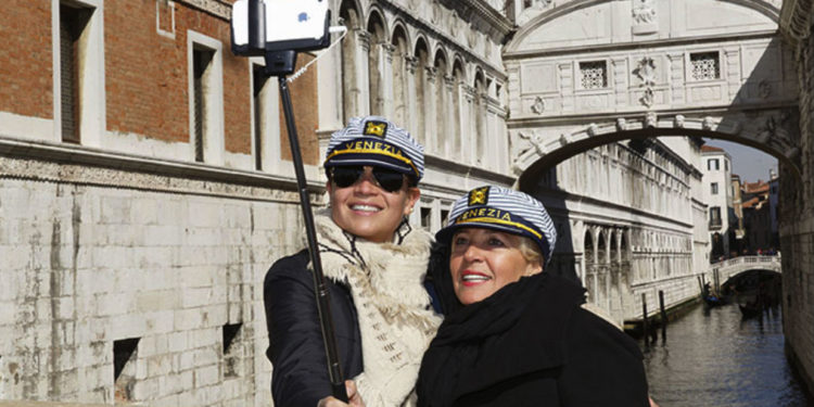 La perche à selfie, nouvel accessoire du touriste. A voir dan Voyage, voyages (Crédit : Mucem / Array)