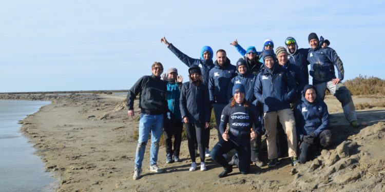 Alex Caizergues (au centre à genou) et toute l'équipe de Syroco (Crédit DR)