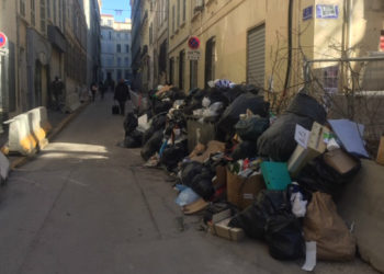 Rue Mazagran dans le 1er arrondissement de Marseille, les poubelles empiètent désormais sur la rue (Photo Gomet').