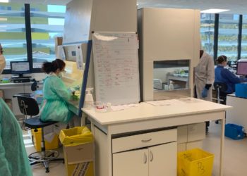 La députée Cathy Racon-Bouzon était en visite dans les locaux de l'IHU du professeur Didier Raoult dimanche 29 mars (crédit : @RaconCathy)