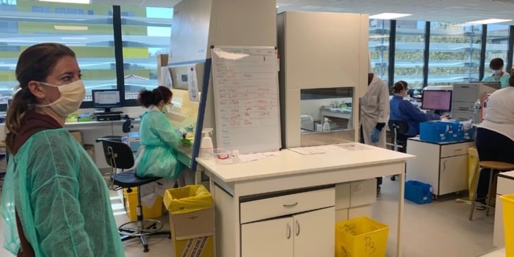 La députée Cathy Racon-Bouzon était en visite dans les locaux de l'IHU du professeur Didier Raoult dimanche 29 mars (crédit : @RaconCathy)