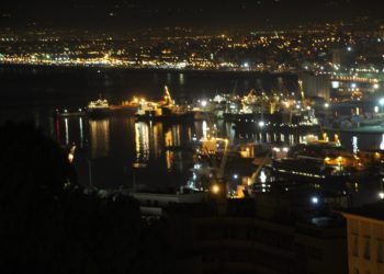 La baie d'Alger la nuit. Les révisions de l'économiste Raouf Boucekkine sont très sombres pour l'Algérie (Crédit CA).