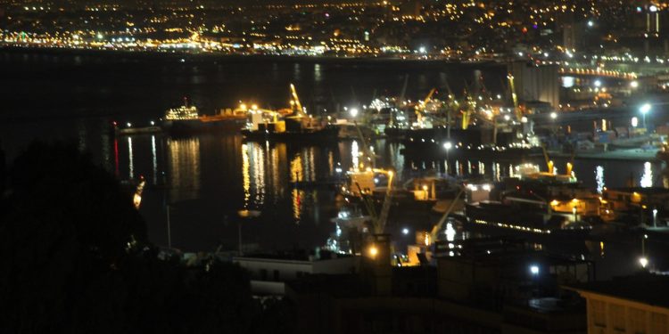 La baie d'Alger la nuit. Les révisions de l'économiste Raouf Boucekkine sont très sombres pour l'Algérie (Crédit CA).