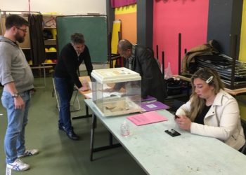 Un bureau de vote du 3e arrondissement : président et assesseurs préparent le scrutin (Crédit DR).