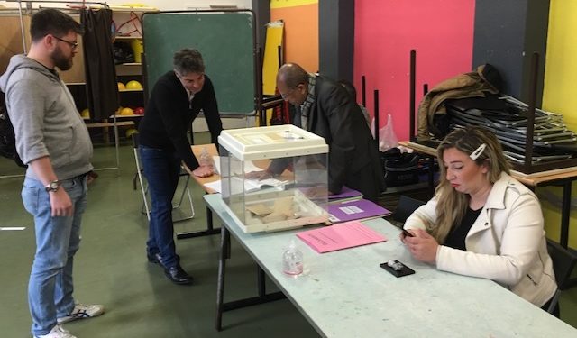 Un bureau de vote du 3e arrondissement : président et assesseurs préparent le scrutin (Crédit DR).