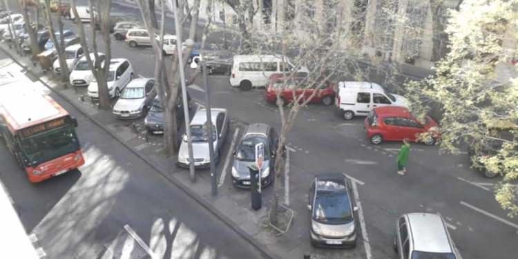 Un bus de la RTM cour Pierre Puget à Marseille. Les horaires passent à partir du lundi 23 mars en mode "dimanche". (Crédit Gomet'/JRG).