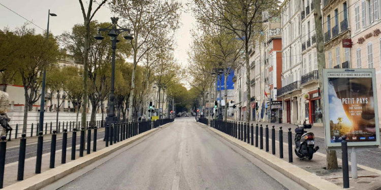 Le haut de la Canebière, dimanche 22 mars, désert à Marseille en raison du confinement (Crédit Gomet'/JYD).