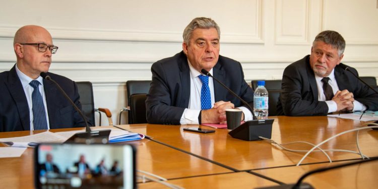 Pierre Dartout au centre lors d'une conférence de presse sur le coronavirus le vendredi 6 mars 2020 (Crédit Gomet').