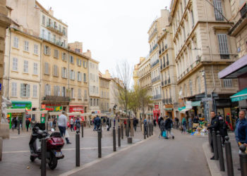 Le marché des Capucins mardi 24 mars. Les étals ont désormais disparu en raison des mesures de fermeture des marchés alimentaires de plein air. (Crédit : Gomet'/JYD).