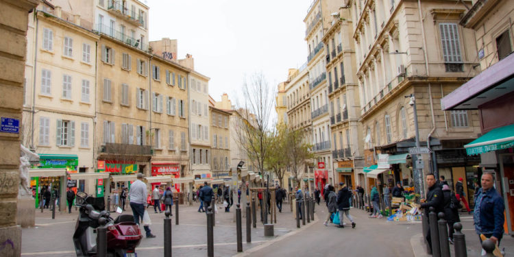 Le marché des Capucins mardi 24 mars. Les étals ont désormais disparu en raison des mesures de fermeture des marchés alimentaires de plein air. (Crédit : Gomet'/JYD).