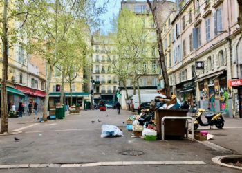Des poubelles qui débordent place des Capucins à Marseille cette semaine. Le marché en plein air est désormais fermé (Photo Gomet'/CA)