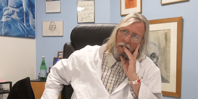 Didier Raoult lors d'une vidéo enregistrée le 24 mars (crédit : @IHU_Marseille)