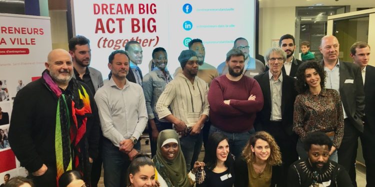 Philippe Veran avec les jeunes d'Entrepreneurs dans la ville (Crédit DR)