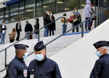 Des policiers devant l'IHU Méditerranée Infection réputé pour son traitement à la chloroquine. De nombreux habitants sont venus se faire tester au covid-19 (Crédit @PoliceNat13)