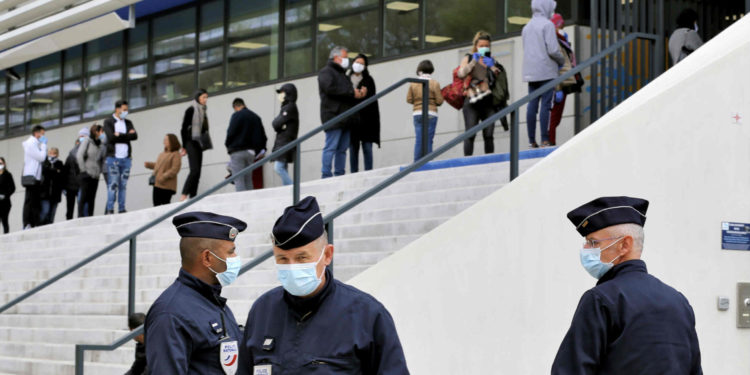 Des policiers devant l'IHU Méditerranée Infection réputé pour son traitement à la chloroquine. De nombreux habitants sont venus se faire tester au covid-19 (Crédit @PoliceNat13)