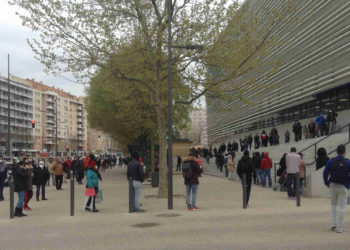 Mardi 24 mars au matin à Marseille devant l'IHU Méditerranée Infection. Une file d'attente qui s('allonge pour être tester au coronavirus covid-19 (Crédit Gomet' AD).