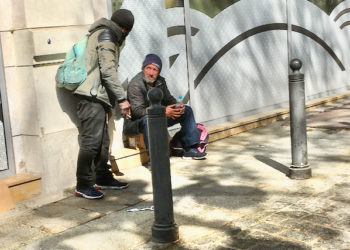 Les sans-abri par définition ne peuvent rester confinés. Sur la Canebière, dans le centre de Marseille, ils sont nombreux sans solutions d'hébergement. Photo Christian Apothéloz