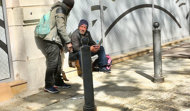 Les sans-abri par définition ne peuvent rester confinés. Sur la Canebière, dans le centre de Marseille, ils sont nombreux sans solutions d'hébergement. Photo Christian Apothéloz