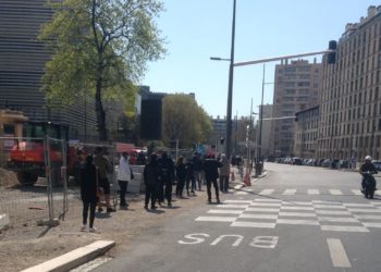 Une file d'attente devant l'IHU de Marseille (Crédit Gomet'/AD).