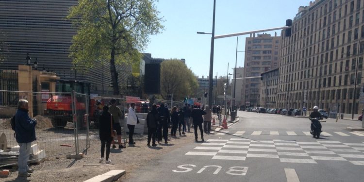 Une file d'attente devant l'IHU de Marseille (Crédit Gomet'/AD).