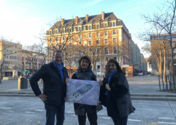 Martine Vassal, Stéphane Soto et Solange Biaggi avec le plan du futur projet de la Halle Gastronomique