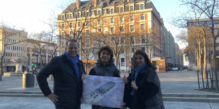 Martine Vassal, Stéphane Soto et Solange Biaggi avec le plan du futur projet de la Halle Gastronomique