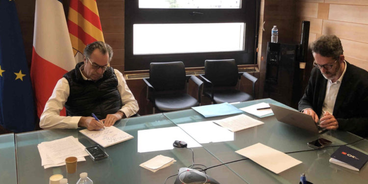 Renaud Muselier ici lundi 23 mars 2020 en réunion téléphonique avec le ministre de l'Economie vient de commander 4 millions de masques (Crédit @RenaudMuselier).