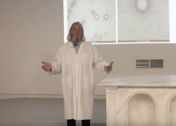 Didier Raoult a présenté les résultats de son étude lors d'une conférence à l'IHU lundi 16 mars (Crédit IHU)