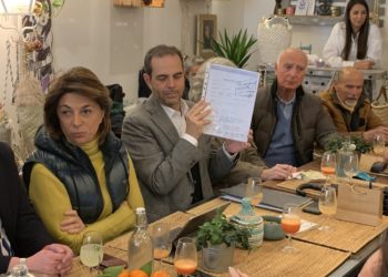 Martine Vassal et Yves Moraine arborant fièrement l'avis défavorable contre le permis de construire sur l'usine Legré-Mante (Crédit Twitter Yves Moraine)