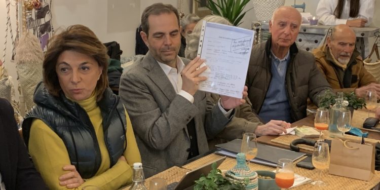 Martine Vassal et Yves Moraine arborant fièrement l'avis défavorable contre le permis de construire sur l'usine Legré-Mante (Crédit Twitter Yves Moraine)