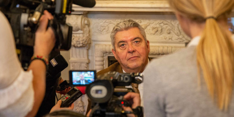 Pierre Dartout, le préfet de région répond aux journalistes en pleine crise du coronavirus (Photo JY Delattre).