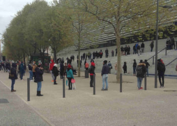 La file d'attente ce matin mardi 24 mars 2020 l'IHU Méditerranée Infection. Les habitants viennent se faire tester au covid-19 (Crédit Gomet' AD).