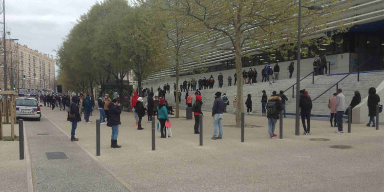 La file d'attente ce matin mardi 24 mars 2020 l'IHU Méditerranée Infection. Les habitants viennent se faire tester au covid-19 (Crédit Gomet' AD).