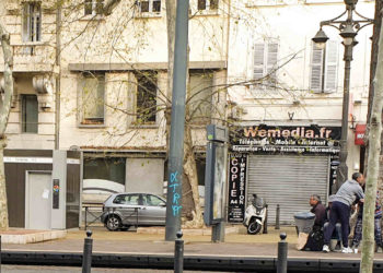 Les sans-abri par définition ne peuvent rester confinés. Sur la Canebière, dans le centre ils sont nombreux sans solutions d'hébergement. (Crédit : Gomet'/JYD)