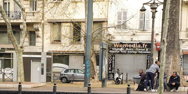 Les sans-abri par définition ne peuvent rester confinés. Sur la Canebière, dans le centre ils sont nombreux sans solutions d'hébergement. (Crédit : Gomet'/JYD)