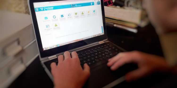 Les étudiants d'Aix Marseille Université accèdent aux cours en ligne via la plateforme Ametice (crédit : JRG / Gomet')