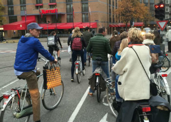 Cyclistes à un carrefour à Amsterdam, capitale européenne du vélo en ville, en toutes saisons et pour tous les âges (Crédit Gomet'/JFE).