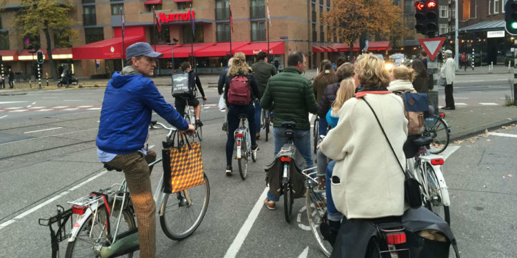 Cyclistes à un carrefour à Amsterdam, capitale européenne du vélo en ville, en toutes saisons et pour tous les âges (Crédit Gomet'/JFE).