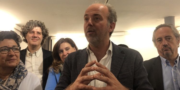 Sébastien Barles entouré de son équipe de campagne
