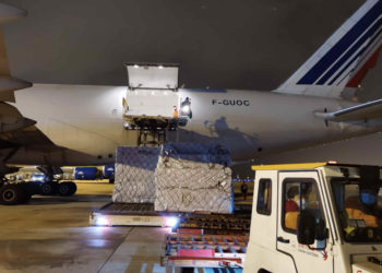 Une cargaison de masques et matériel gérée par Ceva embarque dans l'avion cargo d'Air France (Crédit : @RodolpheSaade).