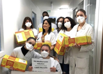 Les équipes du professeur Raoult, administratifs et soignants, ont reçu leur propre Colimerci, à l'initiative de Colipays (crédit : Colipays)