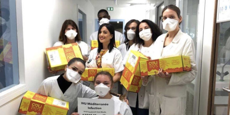 Les équipes du professeur Raoult, administratifs et soignants, ont reçu leur propre Colimerci, à l'initiative de Colipays (crédit : Colipays)