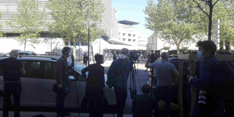 Les médias en attente devant l'IHU jeudi 9 avril devant l'IHU de Marseille pendant la visite surprise d'Emmanuel Macron (Crédit Gomet/AD).