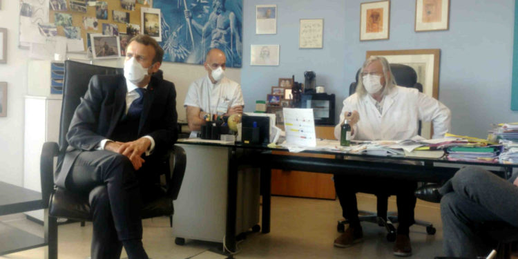 Emmanuel Macron dans le bureau du professeur Didier Raoult jeudi 9 avril 2020 à l'IHU de Marseille (Crédit photo capture Facebook @yanisroussel56).